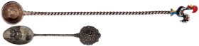 -1
2 Silber-Andenkenlöffel: Portugal Silbermedaille 1908 als gewölbte Laffe mit gedrehtem Stiel und eingefärbtem Zinn-Hahn (Farbe etwas abgesplittert...