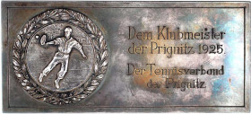 Sport
Tennis
Rechteckige versilberte Bronzeplakette, Klubmeister der Prignitz 1925. 145 X 65 mm, im Originaletui. vorzüglich