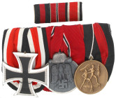 Deutschland
Drittes Reich, 1933-1945
Dreier-Ordensspange: EK II 1939, Ostmedaille, Medaille 1. Oktober 1938. Dazu die zugehörige Bandminiaturenspang...