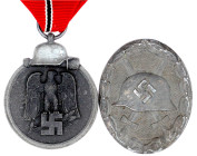 Deutschland
Drittes Reich, 1933-1945
2 Stück: Ostmedaille am Band und Verwundetenabzeichen in Silber. vorzüglich