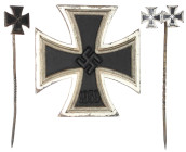 Deutschland
Drittes Reich, 1933-1945
Eisernes Kreuz I. Klasse 1939. Ohne Herstellerangabe. Flache Ausführung mit Nadel. Im Originaletui. Dazu emaill...