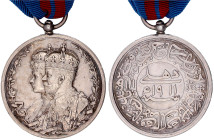 Grossbritannien
George V., 1911-1936
Delhi-Darbar-Medaille in Silber am Band 1911. George und Mary. 39 mm; Gesamtgewicht 40,35 g. Rand: "8. H.C. GHU...