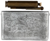 Sonstige militär. Gegenstände
Zigarettendose, graviert "Kriegsgefangenschaft 1946". 108 X 68 X 20 mm. Inliegend Feuerzeug, gefertigt aus Geschosshüls...