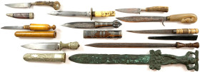 Lots
Sammlung von 10 Blankwaffen: 9 Dolche/Messer (u.a. ein arabischer Dolch in unvollständiger Scheide mit Silberbeschlägen, ein japanischer Dolch m...