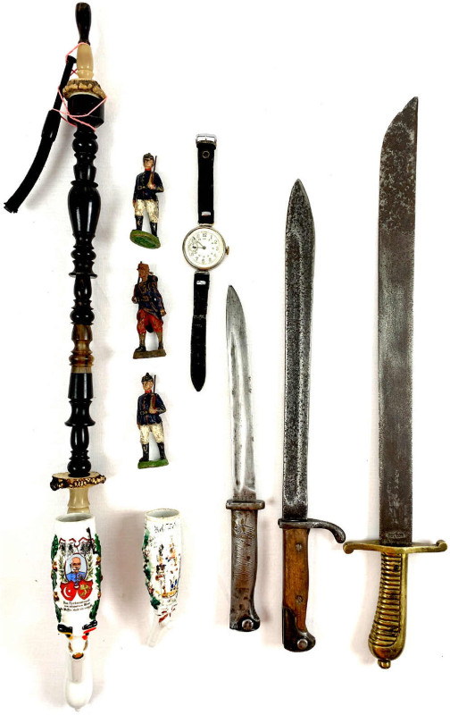 Lots
3 Blankwaffen, 3 Elastolin-Soldaten, Reservistenpfeife des Ersten Weltkrie...