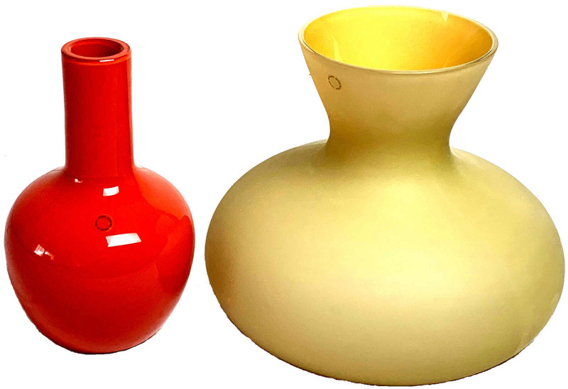 Glas
2 große Designer-Vasen v. Venini Murano. Ockerfarben und hellrot. Am Boden...