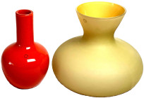 Glas
2 große Designer-Vasen v. Venini Murano. Ockerfarben und hellrot. Am Boden signiert. Höhe je 25 cm
