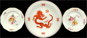 Porzellan
3 Porzellanteller, Meissen: 2 Essteller mit Blumendekor, je 23 cm, Schwertermarke von 1951/1953, Modelle Ernst Grämer (?), 2. Wahl; Wandtel...
