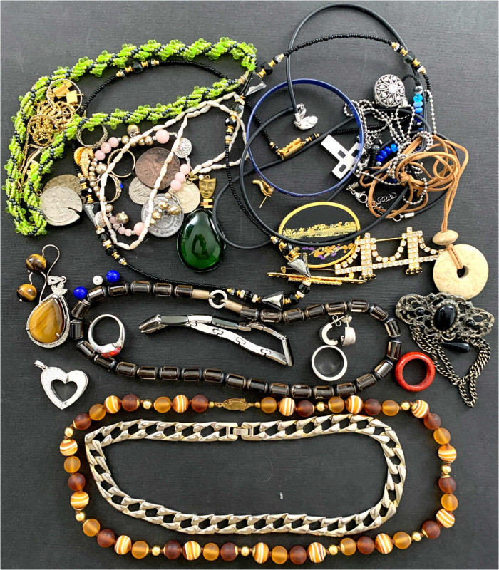 Schmuck
Lots Schmuckstücke/Edelsteine
Kl. Modeschmuckbestand aus Nachlass. U.a...
