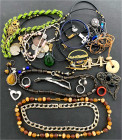 Schmuck
Lots Schmuckstücke/Edelsteine
Kl. Modeschmuckbestand aus Nachlass. U.a. ein Rauchquarzcollier, weitere Colliers, Armbänder, Ringe, etc. Weni...
