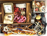 Schmuck
Lots Schmuckstücke/Edelsteine
Schmuck-Nachlass, bestehend aus zahlreichen Ketten/Colliers, u.a. aus Bernstein, Granat, usw. Silberbroschen m...