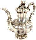 Silber
Teekanne vor 1886. Hersteller Bruckmann & Sohn, Heilbronn, Vertrieb Schott, 13-lötig (812,5/1000). Höhe 26 cm. 1004,87 g