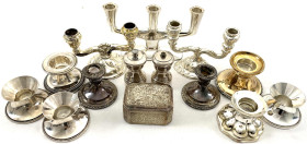Silber
Interessanter Silberposten, bestehend aus 8 Einzel-Kerzenleuchtern, 2 zweiarmigen Kerzenleuchtern, 1 dreiarmigen Kerzenleuchter, 1 getriebene ...