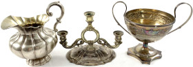 Silber
3 Gegenstände: Milchkännchen 13-lötig, Hersteller SCHOTT, 279,77 g; zweihenkliger Pokal Dänemark, Hersteller M.G., 231,72 g; Kerzenleuchter, 1...