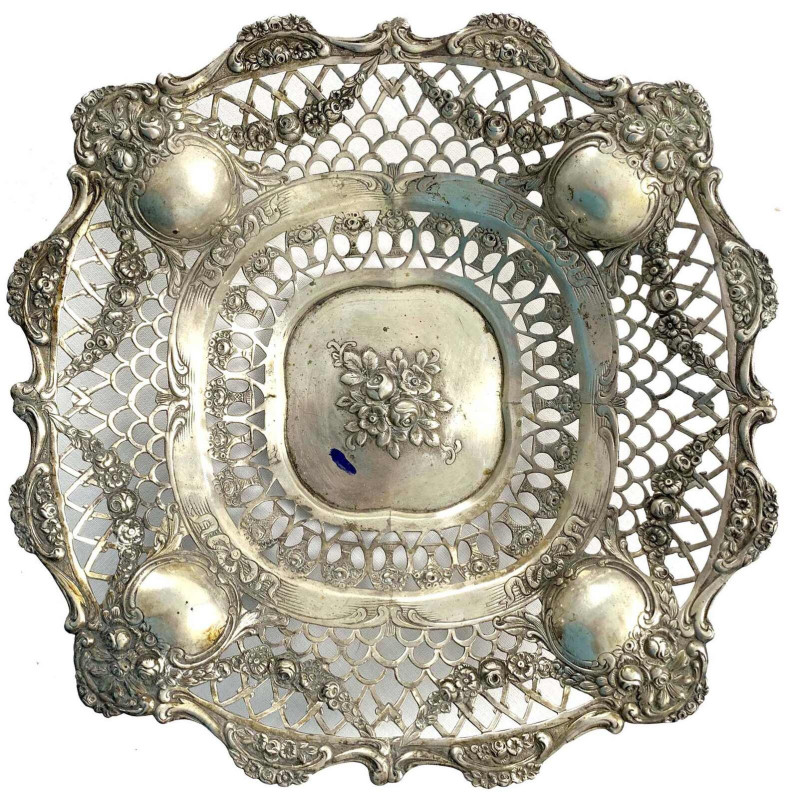 Silber
Durchbruch-Schale Silber 800/1000 mit Blumen-Girlanden. 30 cm; 455,12 g....