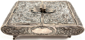 Silber
Neobarocke Deckeldose um 1900 auf 4 Füßen mit 2 Scharnierdeckeln. Hersteller Wilhelm Weinrank, Hanau. Silber 800/1000. Innen vergoldet. 14,5 X...