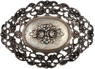 Silber
Getriebenes Durchbruchschälchen um 1900, Silber 835/1000. Rosen und Täubchen. 140 X 104 X 22 mm; 76,3 g