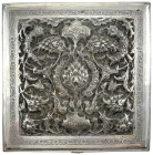 Silber
Iran
Persische Zigarrendose, vermutlich Isfahan oder Teheran. Silber 84 zolotniki (875/1000). Mit blauem Samt ausgeschlagen. 163 X 163 X 35 m...
