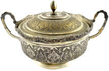 Silber
Iran
Persische zweihenklige Deckeldose, vermutlich Isfahan oder Teheran. Silber 84 zolotniki (875/1000). 16 X 8,5 cm; 255 g. Deckel teilvergo...