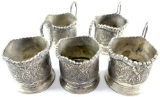 Silber
Iran
5 persische Teetassen, vermutlich Isfahan oder Teheran. Silber 84 zolotniki (875/1000). Glaseinsätze fehlen. Gesamtgewicht 249 g