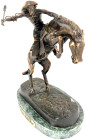 Skulpturen und Plastiken
Bronzeskulptur "Bronco Buster" von Frederic Remington. Cowboy zu Pferd mit Gerte und Lasso. Auf Granitblock. Höhe 26 cm