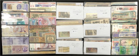 Lots
Allgemein
Alle Welt, Karton mit ca. 450 Scheinen von alt bis neu. Dabei u.a. Argentinien, Belgien, Deutschland, Dänemark, Frankreich, Hongkong,...