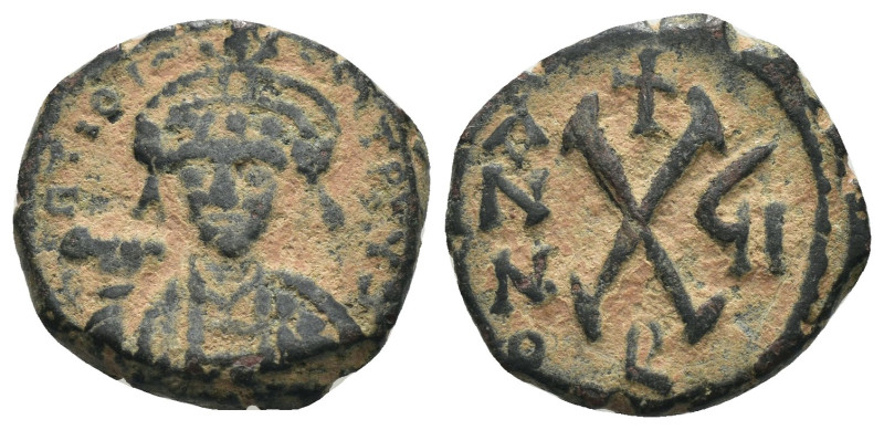 Tiberius II. Constantine. (578-582 AD). 10 Nummi. Constantinople. Obv: cuirassed...