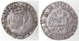 Napoli. Federico III d'Aragona. 1496-1501. Carlino. Ag. D/ FEDERICVS:DEI:G:REX:SI:HIERV Busto a destra del Re coronato, con lunga capigliatura, dietro...