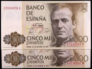 1979. 5000 pesetas. (Ed. E4a) (Ed. 478a). 23 de octubre, Juan Carlos I. 2 billetes, series A-A y A-B. S/C.