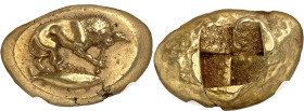 GRÈCE ANTIQUE - GREEK
Mysie, Cyzique. Statère d’électrum ND (500-450 av. J.-C.), Cyzique.
Av. Lion debout à droite, une épée dans la gueule ; au-desso...