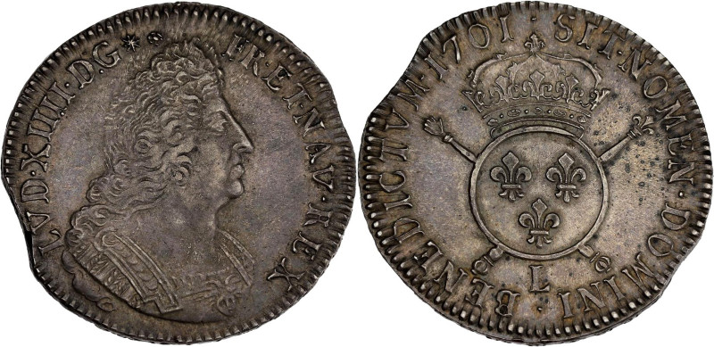 FRANCE / CAPÉTIENS - FRANCE / ROYAL
Louis XIV (1643-1715). Écu aux insignes, fla...