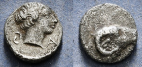 TROAS. Kebren. Obol (Circa 387-310 BC).
Obv: Youthful male head right.
Rev: Ram’s head right.
Klein 313.
Condition: Very fine.0,34 g - 7,43 mm