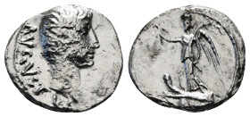 AUGUSTUS (27 BC-14 AD). Quinarius.AR Pergamum.
Obv: AVGVSTVS.
Bare head right.
Rev: Victory standing left on prow, holding wreath and palm. 1,42 g - 1...