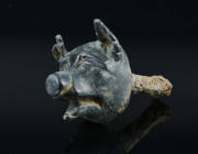 Roman Bronze Pig Object
1st-4th century A.D.
Condition : See picture. No returns are accepted.
61,24 g - 31x58 mm