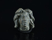 A bronze face of the Gorgon Medusa with finely modelled hair swept away from the face. 
Condition : See picture. No returns are accepted.
45,38 g - H ...