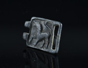 Medieval belt buckle (AD 12th–13th centuries) Plate from a belt-buckle
Condition : See picture. No returns are accepted.
16,73 g - 37x26 mm