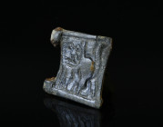 Medieval belt buckle (AD 12th–13th centuries) Plate from a belt-buckle
Condition : See picture. No returns are accepted.
7,63 g - 28x26 mm