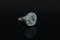 Byzantine bronze stamp seal
Condition : See picture. No returns are accepted.
6,73 g - H 20,63 mm