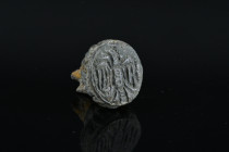 Byzantine bronze stamp seal
Condition : See picture. No returns are accepted.
10,65 g - H 17,70 mm