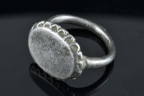 Ancient Roman Silver Ring (1st-5th Century A.D.)
Condition : See picture. No returns are accepted.
12,79 g - 25,70 mm