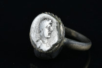 Silver Roman period ring with a coin of Hadrian on it.
Condition : See picture. No returns are accepted.
5,40 g - 22,75 mm
