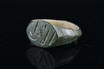 Islamic Bronze Ring (1st-5th Century A.D.)
Condition : See picture. No returns are accepted.
4,10 g - 23,43 mm