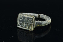 Bronze Byzantine period ring 
Condition : See picture. No returns are accepted.
3,79 g - 22,50 mm