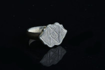 Bronze Byzantine period ring 
Condition : See picture. No returns are accepted.
6,43 g - 22,22 mm