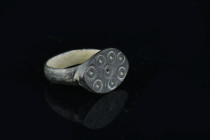 Bronze Byzantine period ring 
Condition : See picture. No returns are accepted.
4,15 g - 20,25 mm