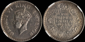 INDIA / BRITISH: 1 Rupee [1938 (b)] in silver (0,917). Second head of King George VI, small rim decoration on obverse. Denomination and date within ci...