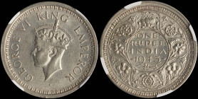 INDIA / BRITISH: 1 Rupee [1945 (b)] in silver (0,500). Small second head of George VI, large rim decoration on obverse. Denomination and date within c...