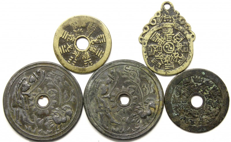 CHINA und Südostasien, China, Amulette
5 Stück: 3 alte Bronzegussamulette und z...