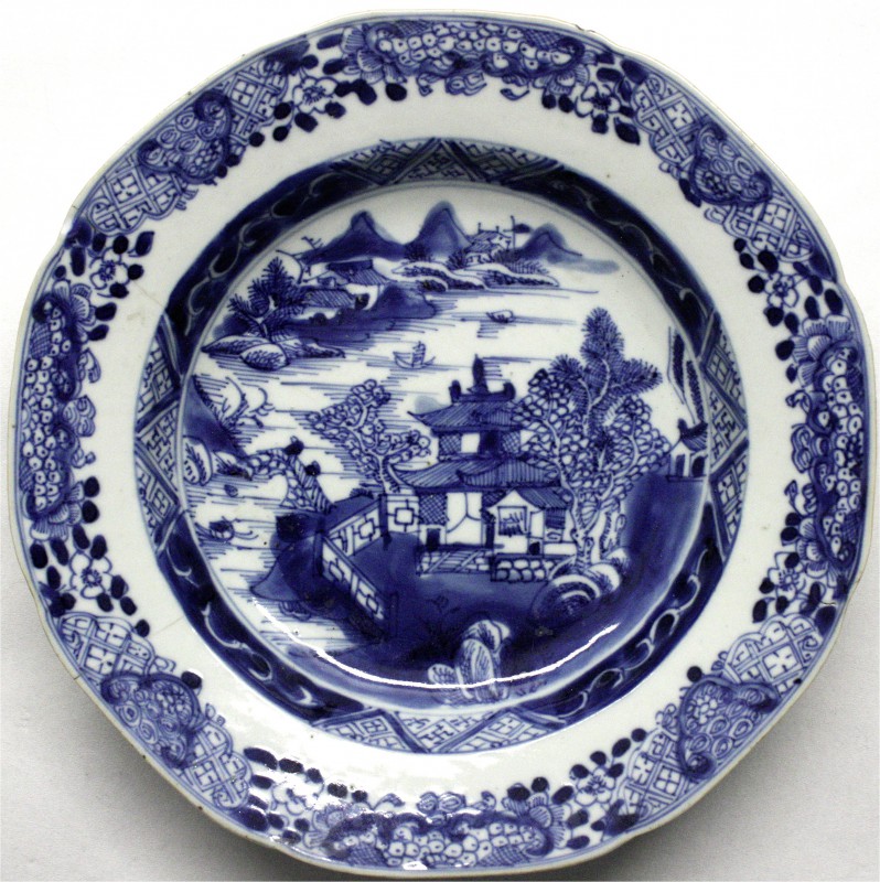 CHINA und Südostasien, China, Varia
Porzellanteller um 1750. Weiß/Blau. Ungemar...