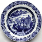 CHINA und Südostasien, China, Varia
Porzellanteller um 1750. Weiß/Blau. Ungemarkt. Haus am See. 23 cm.
kleiner Riss